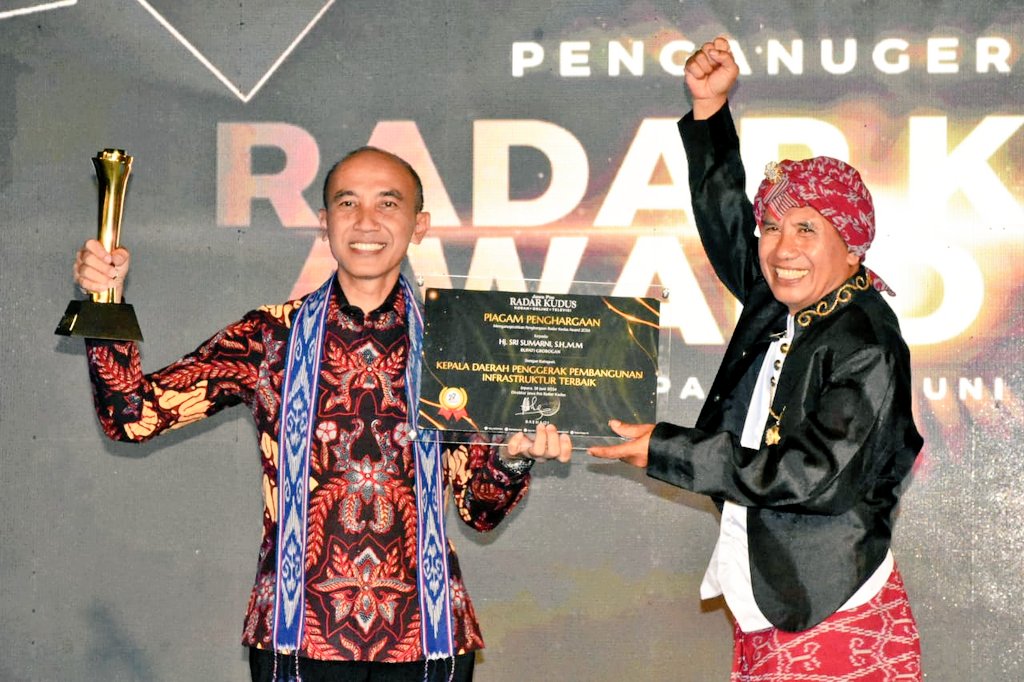 Bupati Grobogan Raih Penghargaan Penggerak Pembangunan Infrastruktur Terbaik