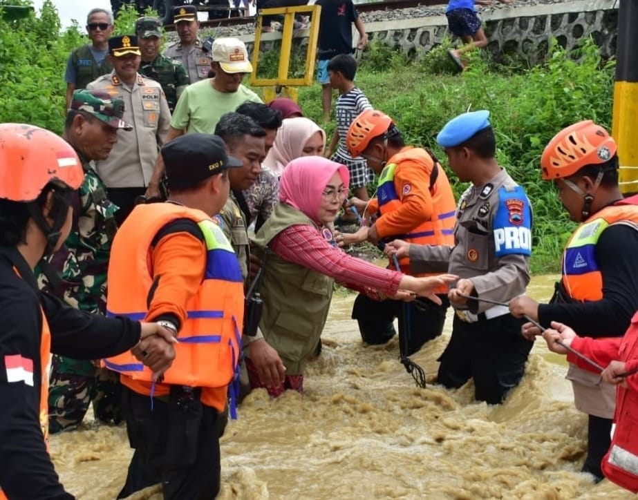 BUPATI GROBOGAN TINJAU LANGSUNG WILAYAH TERDAMPAK BANJIR