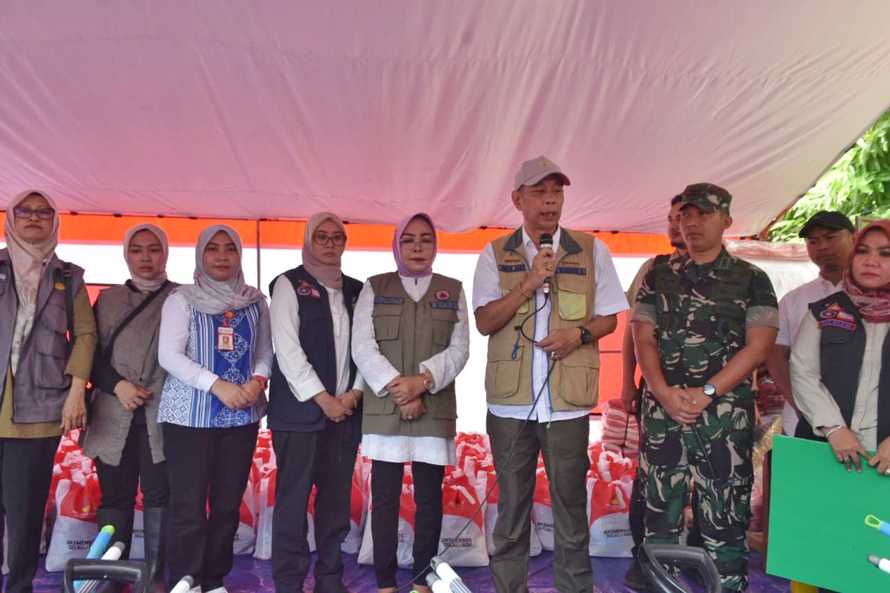 BANJIR GROBOGAN: WAMENSOS KUNJUNGI TANGGUL JEBOL, SERAHKAN BANTUAN Rp 601 JUTA