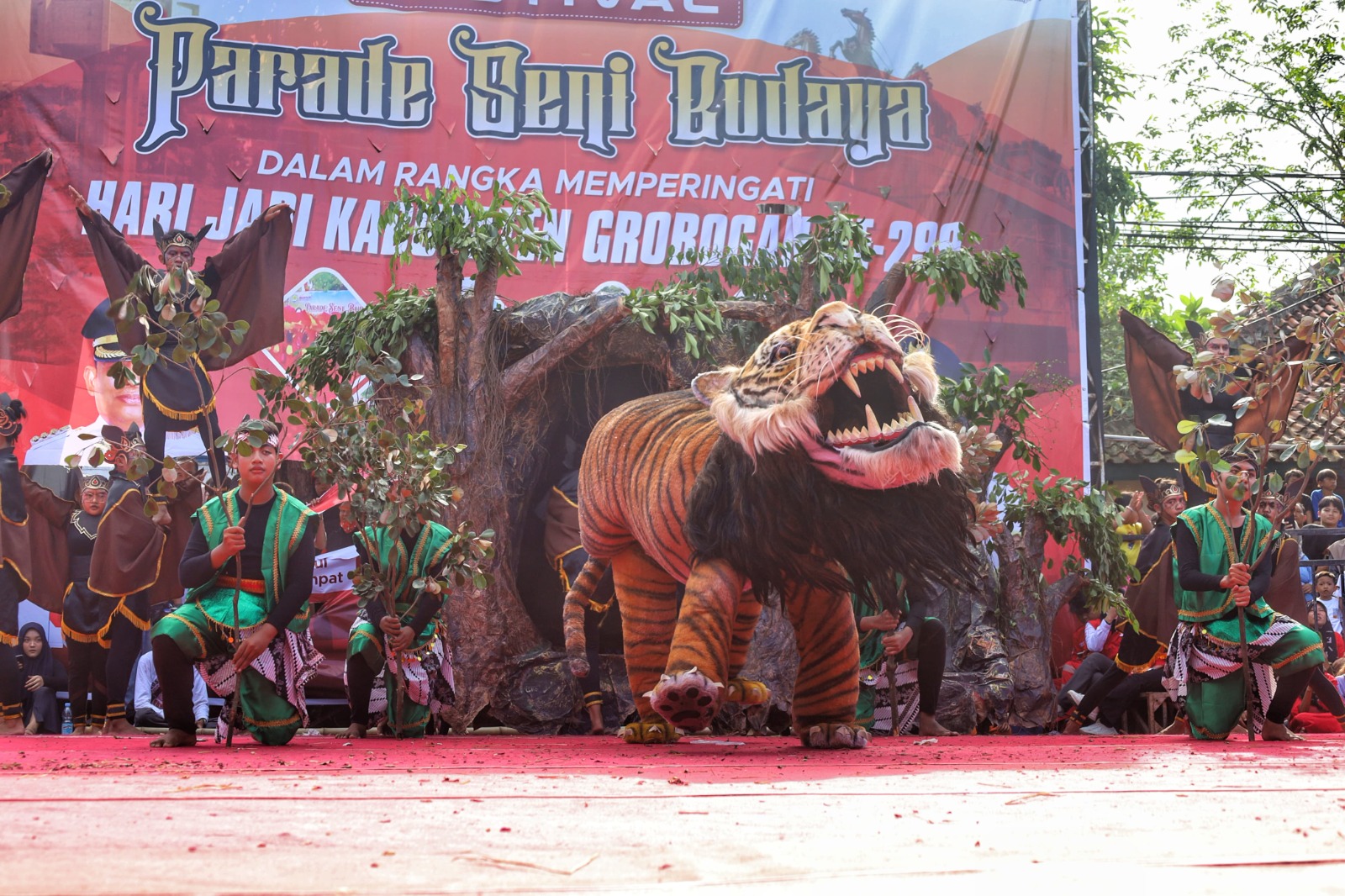Parade Seni Budaya Grobogan 2025: Tari Goa Lawa Goa Macan Juara, Pelajar dan Masyarakat Ramaikan Jalanan Purwodadi