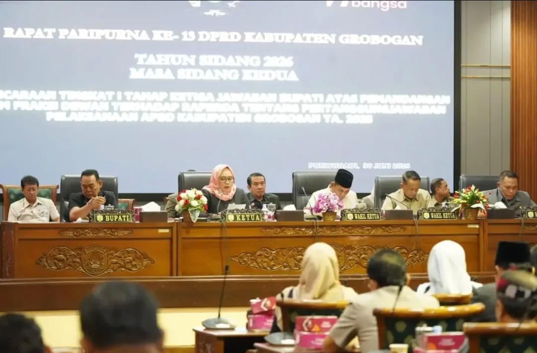 Rapat Paripurna DPRD Grobogan: Bupati Setyo Hadi Sampaikan Jawaban Atas Pandangan Umum Fraksi Terkait Raperda Pertanggungjawaban APBD 2025