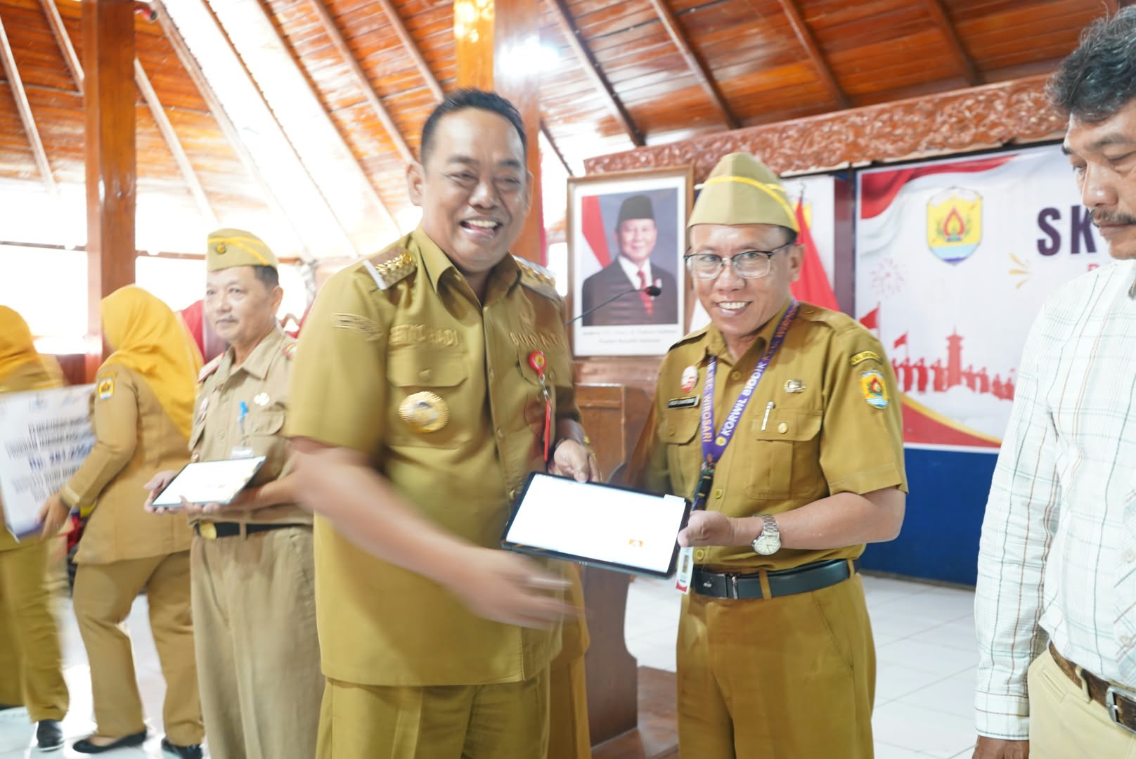 Bupati Grobogan Setyo Hadi Serahkan SK Pensiun PNS Secara Digital di Pendopo Kabupaten