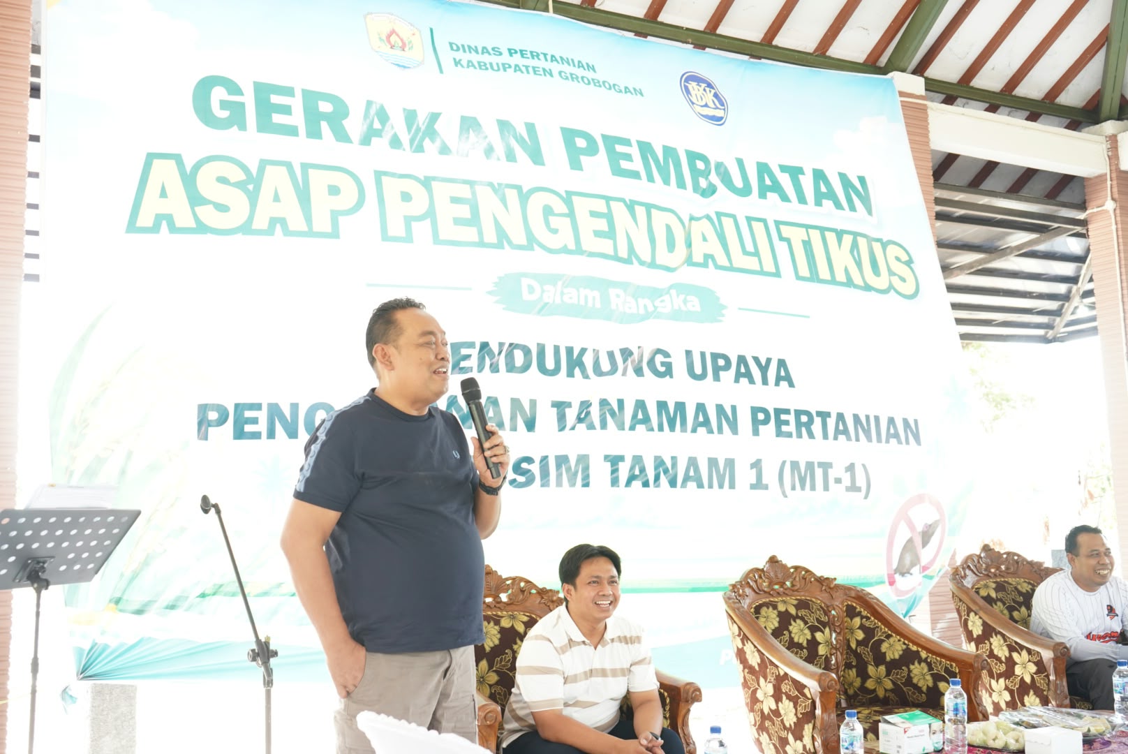 Komitmen Jaga Ketahanan Pangan, Bupati Setyo Hadi Hadiri Pembuatan Asap Pengendali Tikus (ALUS)
